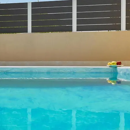 Beachside Apartment-pool-parking